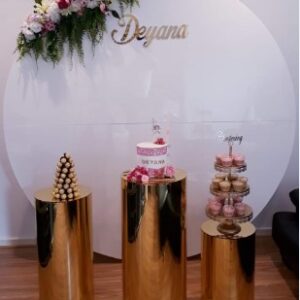 3 gold Plinths